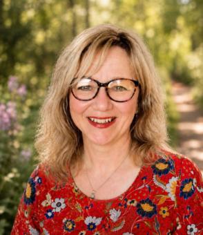 Ruby is an experienced intuitive psychic and oracle card reader who connects with spirit through he