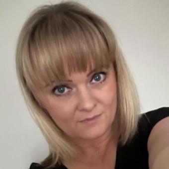 As a psychic reader and qualified life coach, Claire creates a sacred, nurturing space where intuit