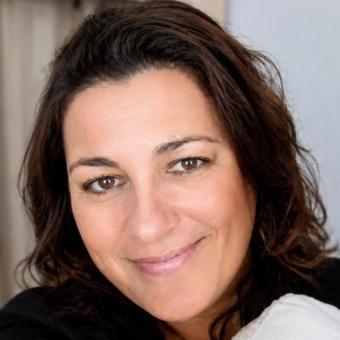 Analia is a 3rd-generation psychic medium and tarot card reader, with a passion for helping people 